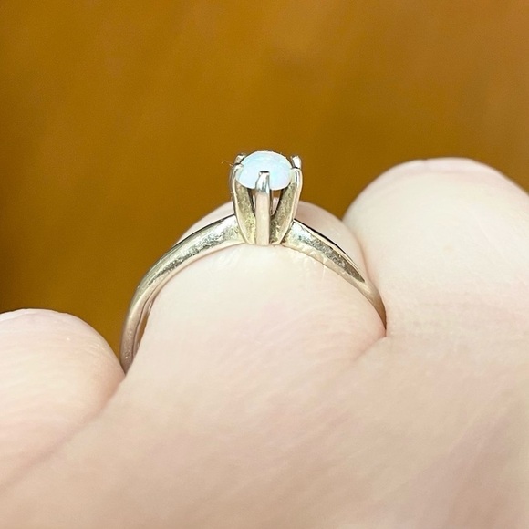 14K Fire Opal 6x3mm vintage rainbow iridescent oval Cabochon gold ring… - Picture 8 of 11